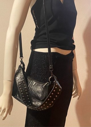 Bolso negro retro con tachuelas