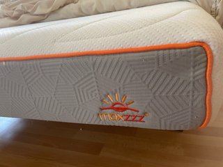 Cama 135 completa + colchón + cabecero con mesitas