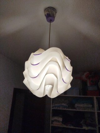 Lampada a sospensione in carta bianca e viola