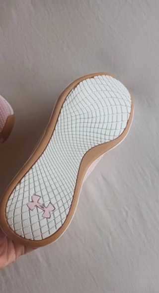 Zapatillas Under Armour rosas y blancas