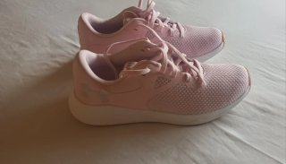 Zapatillas Under Armour rosas y blancas