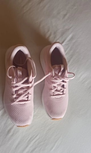 Zapatillas Under Armour rosas y blancas