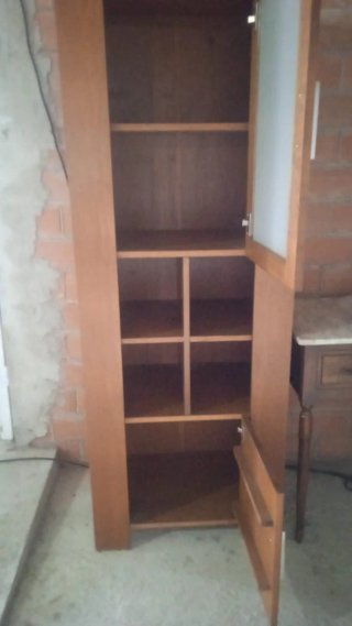Vitrina de madera y cristal