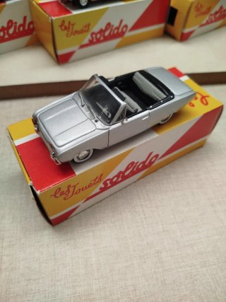 Coche a escala 1/43 Solido