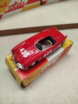 Coche a escala 1/43 Solido
