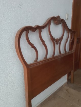 Cabecero de cama antiguo de madera
