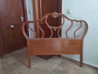 Cabecero de cama antiguo de madera