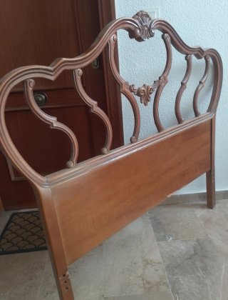 Cabecero de cama antiguo de madera