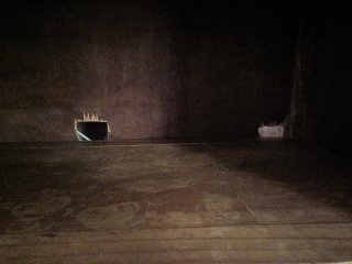 Aparador de madera con puertas de tela