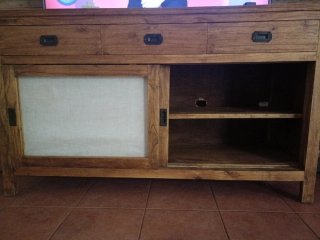 Aparador de madera con puertas de tela