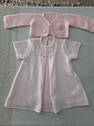 Conjunto bebé: Vestido y Chaquetita rosa