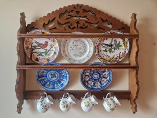Estante de madera con platos y tazas