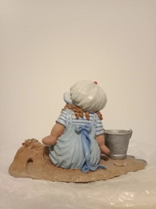 Figura Ququi niña playa cubo y pala