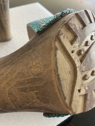 Zuecos de madera con flor