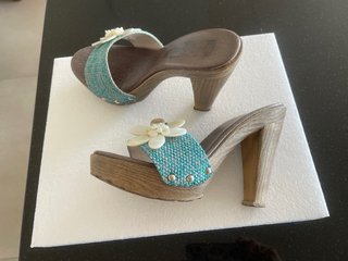 Zuecos de madera con flor