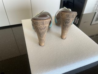Zuecos de madera con flor