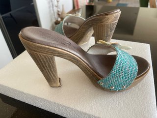 Zuecos de madera con flor