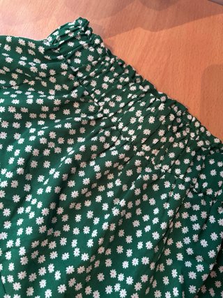Falda pantalón verde con flores blancas