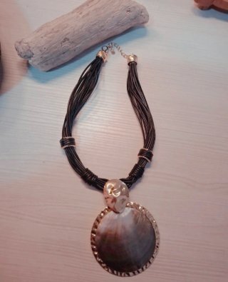 Collana con pendente tondo effetto madreperla