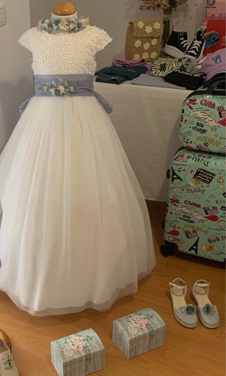Traje de comunión niña blanco y azul , y zapatos
