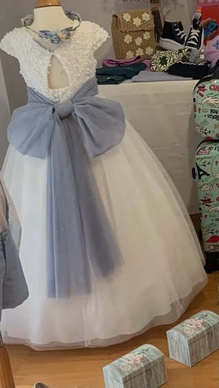 Traje de comunión niña blanco y azul , y zapatos