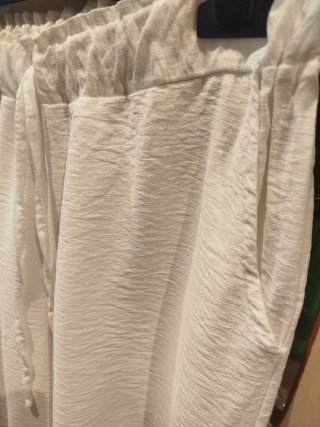 Pantalón ancho blanco con bolsillos