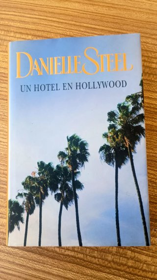 Colección de cinco libros de Danielle Steel.