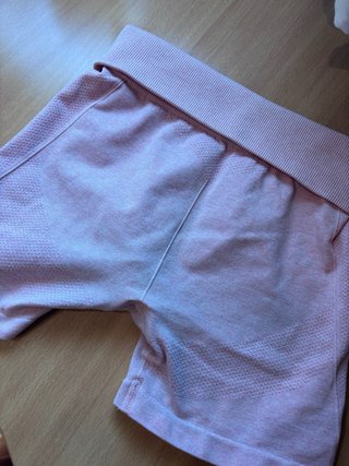 Pantalón corto deportivo rosa