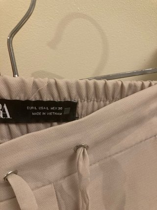 Pantalón Zara fluido beige talla L