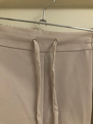 Pantalón Zara fluido beige talla L