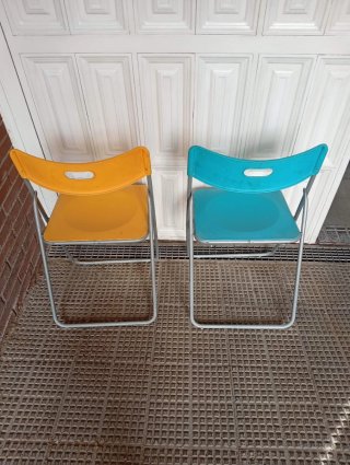 2 Sedie Pieghevoli e 4 Scaffali Vintage di IKEA
