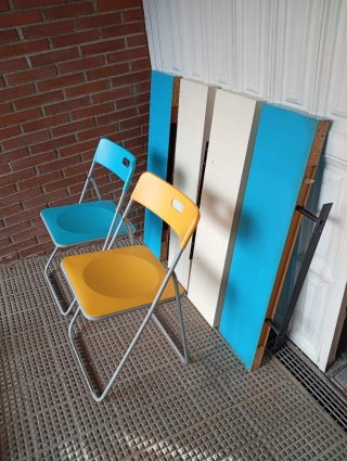 2 Sedie Pieghevoli e 4 Scaffali Vintage di IKEA