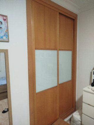 Armario puertas correderas madera y cristal
