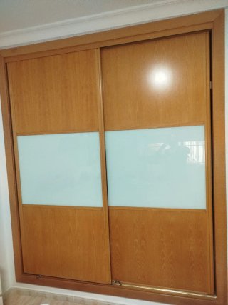 Armario puertas correderas madera y cristal