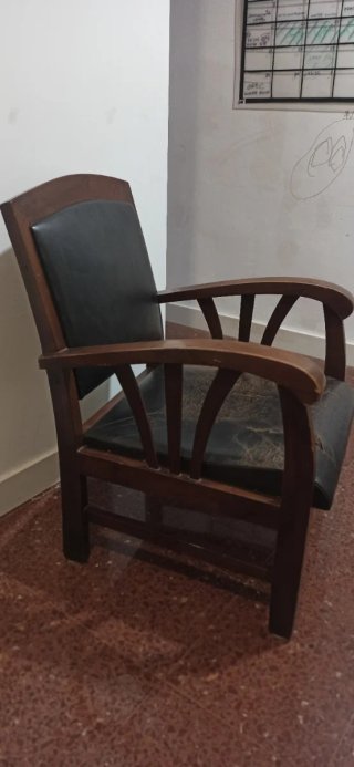 Butaca de madera y cuero