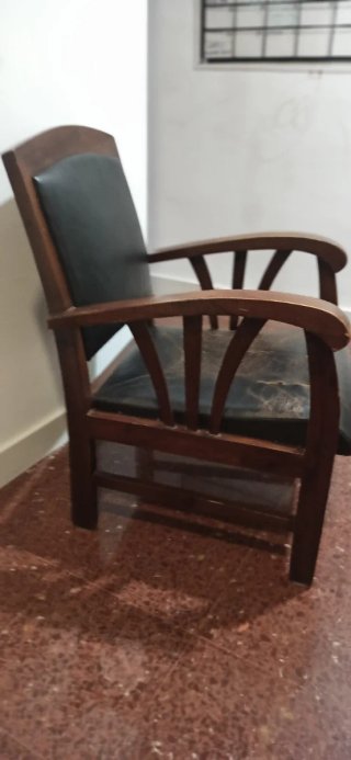 Butaca de madera y cuero