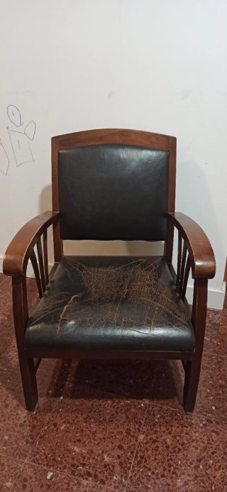 Butaca de madera y cuero