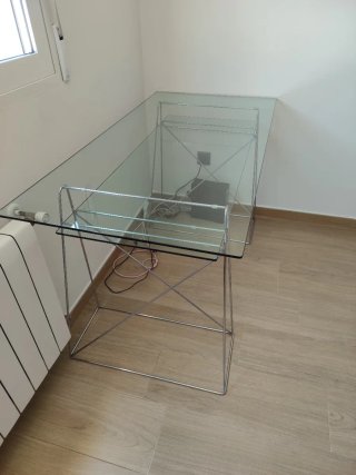 Escritorio moderno en vidrio templado y metal.