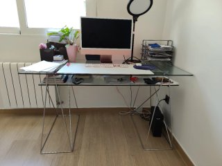 Escritorio moderno en vidrio templado y metal.