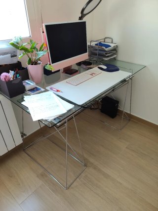 Escritorio moderno en vidrio templado y metal.