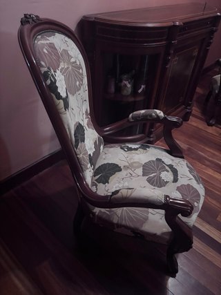 Sillón tapizado floral madera, se venden 2 unidade