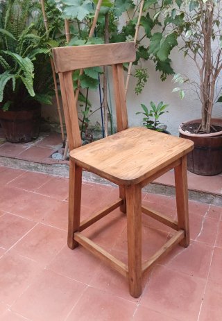 Silla de madera de nogal