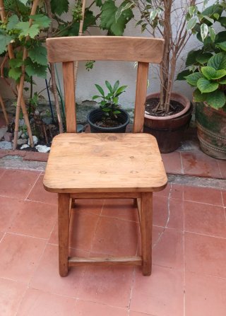 Silla de madera de nogal