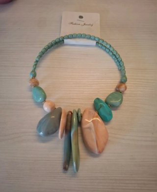 Collana con pietre colorate