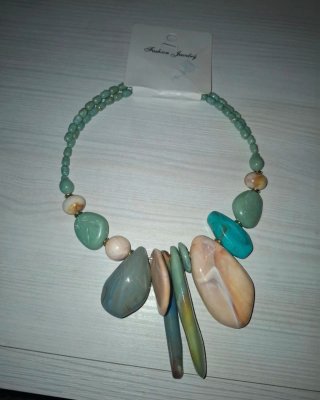Collana con pietre colorate