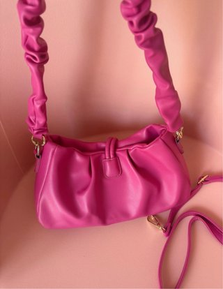 Bolso rosa con asa fruncida