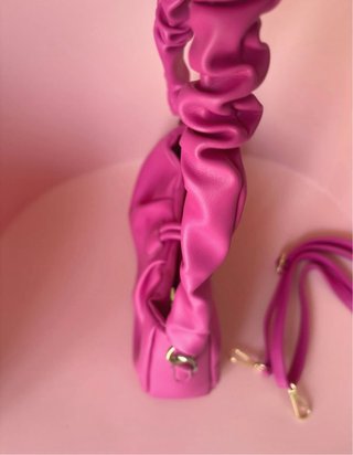 Bolso rosa con asa fruncida
