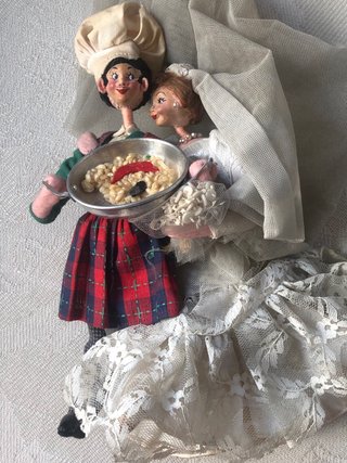 Adorabile coppia di vecchi pupazzi di stoffa, cuoco e sposa