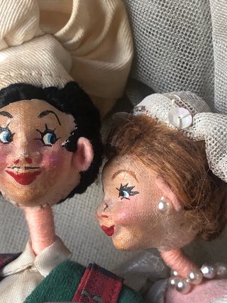 Adorabile coppia di vecchi pupazzi di stoffa, cuoco e sposa