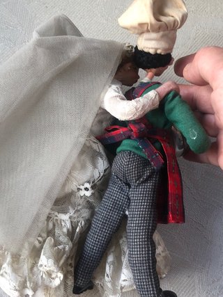 Adorabile coppia di vecchi pupazzi di stoffa, cuoco e sposa